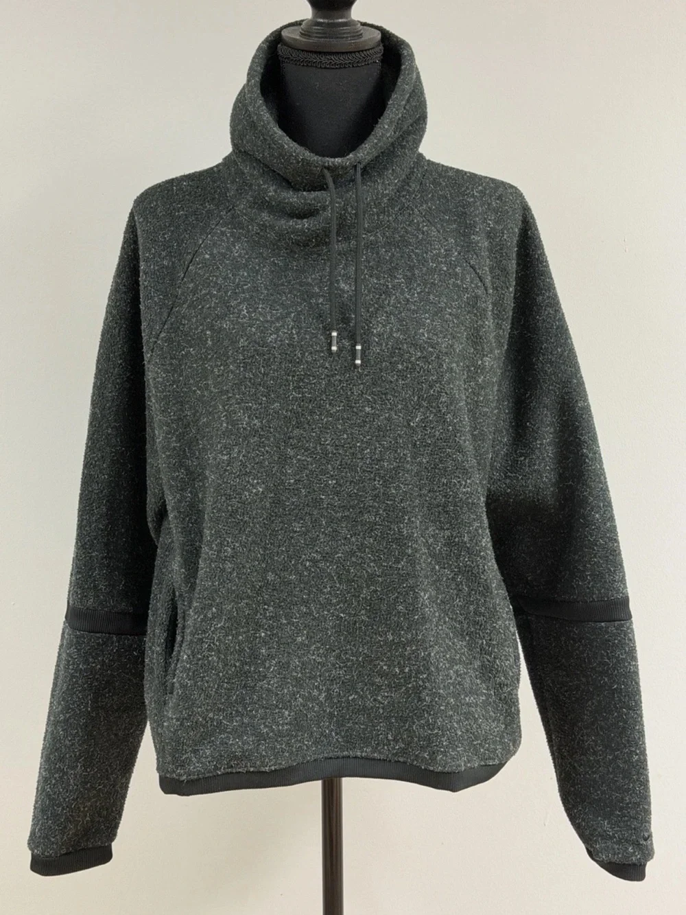 Nike Women's Therma Fit Fleece Cowlneck Black Pullover Size Medium